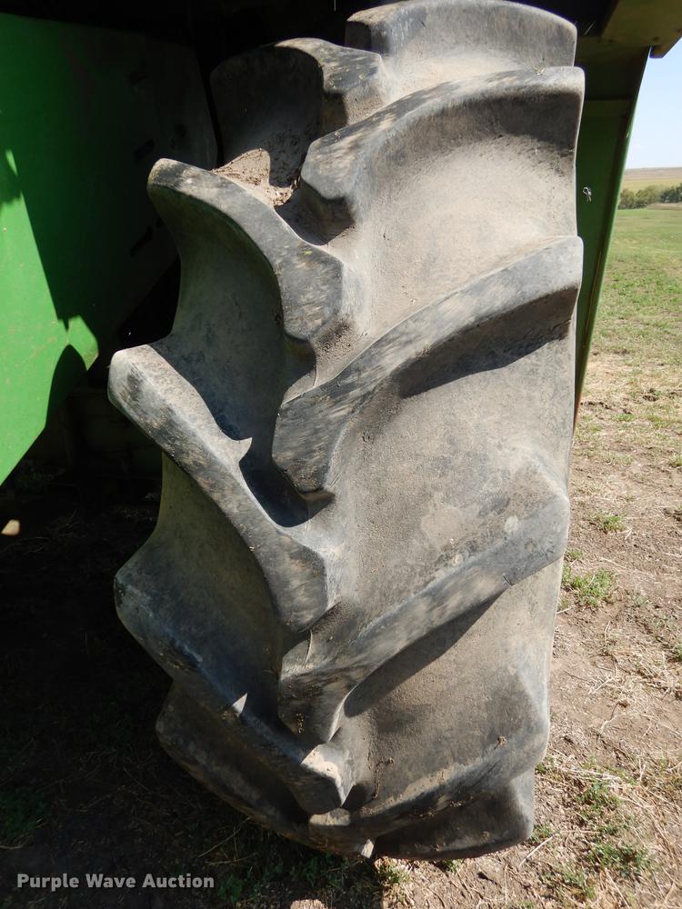 image for item DD0763 1983 John Deere 7720 combine