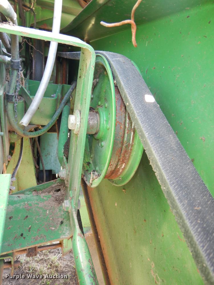 image for item DD0763 1983 John Deere 7720 combine