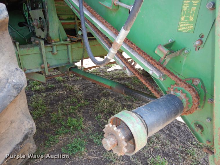 image for item DD0763 1983 John Deere 7720 combine