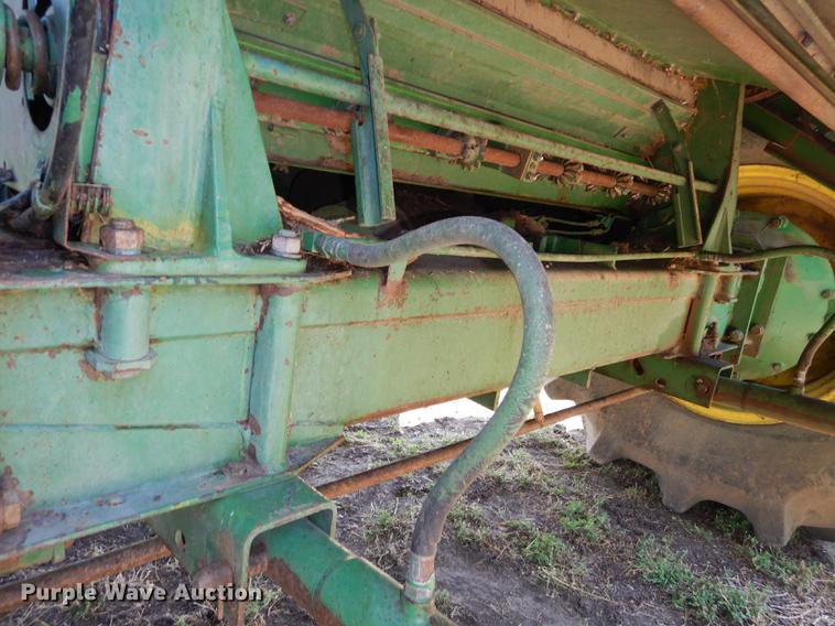 image for item DD0763 1983 John Deere 7720 combine