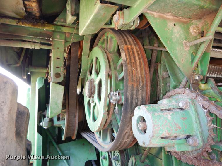 image for item DD0763 1983 John Deere 7720 combine