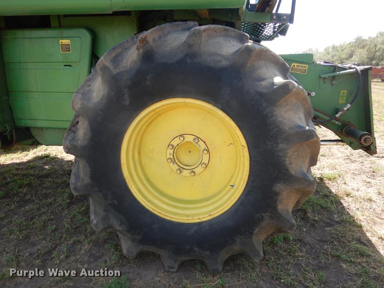 image for item DD0763 1983 John Deere 7720 combine