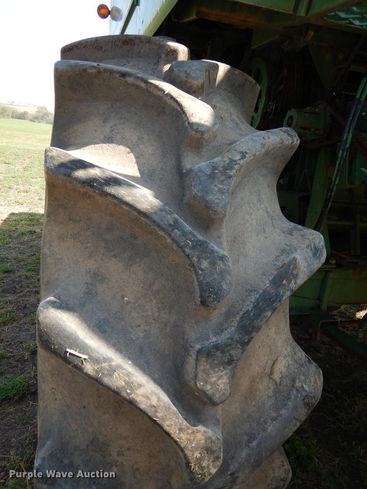 image for item DD0763 1983 John Deere 7720 combine
