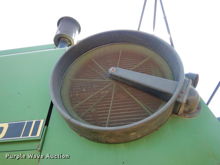 image for item DD0763 1983 John Deere 7720 combine