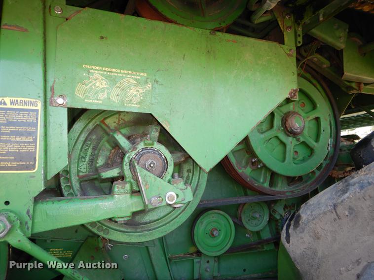image for item DD0763 1983 John Deere 7720 combine