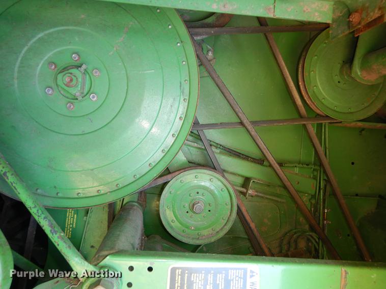 image for item DD0763 1983 John Deere 7720 combine