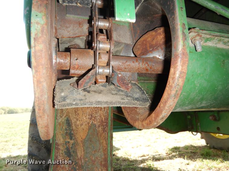 image for item DD0763 1983 John Deere 7720 combine