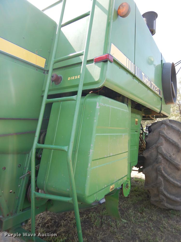 image for item DD0763 1983 John Deere 7720 combine