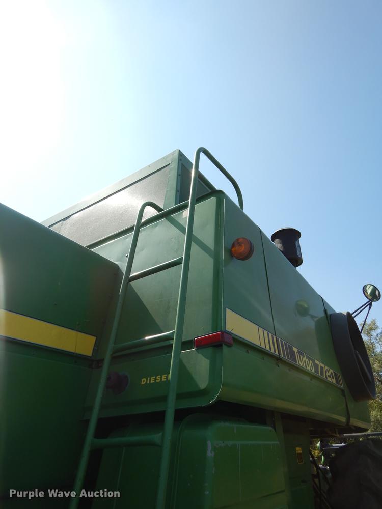 image for item DD0763 1983 John Deere 7720 combine