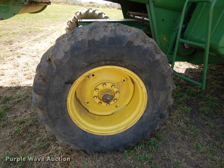 image for item DD0763 1983 John Deere 7720 combine