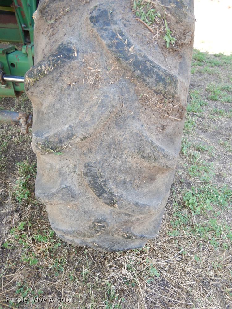 image for item DD0763 1983 John Deere 7720 combine