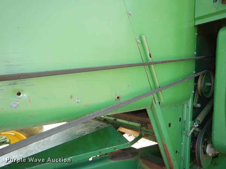 image for item DD0763 1983 John Deere 7720 combine