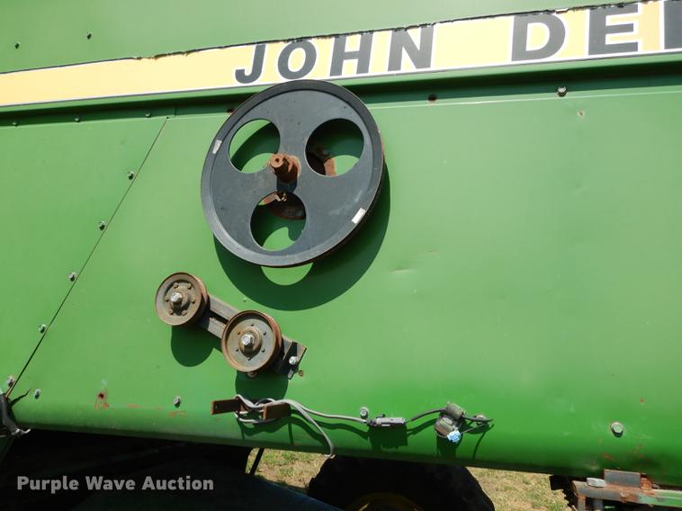 image for item DD0763 1983 John Deere 7720 combine