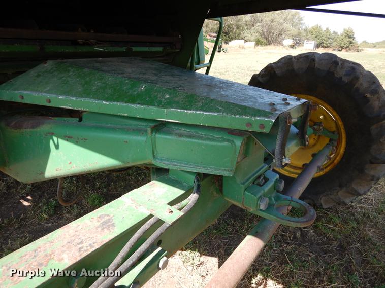 image for item DD0763 1983 John Deere 7720 combine
