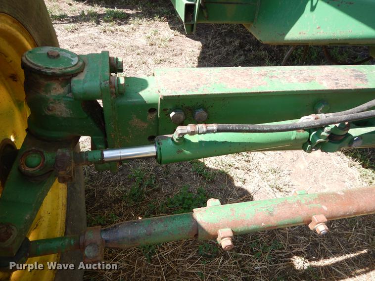 image for item DD0763 1983 John Deere 7720 combine