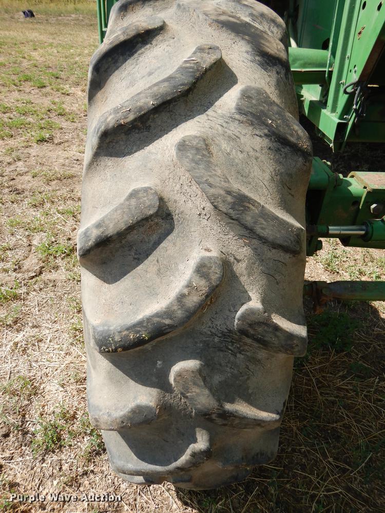 image for item DD0763 1983 John Deere 7720 combine