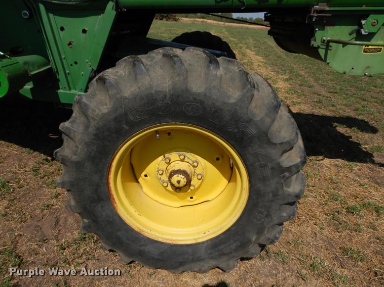 image for item DD0763 1983 John Deere 7720 combine