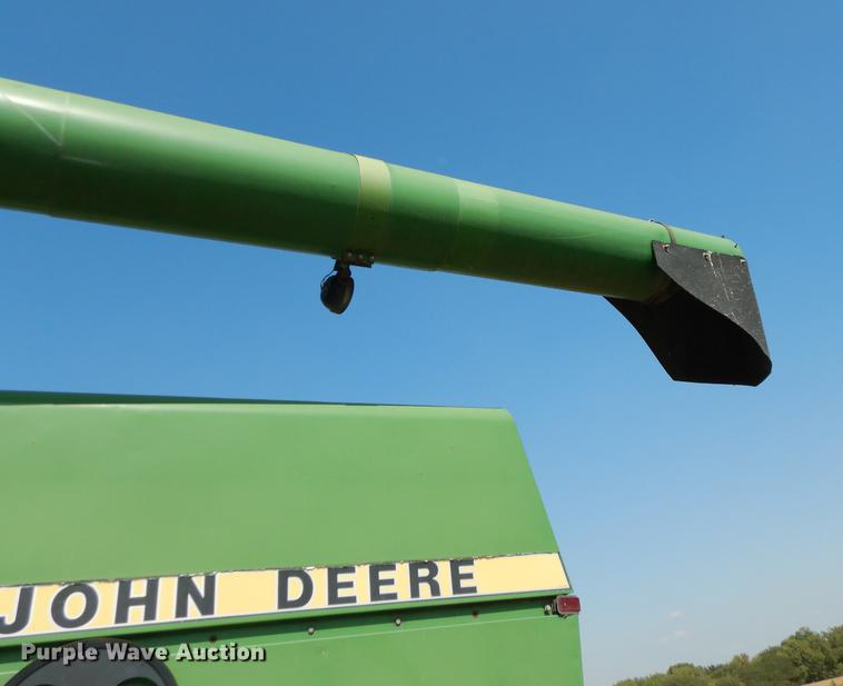 image for item DD0763 1983 John Deere 7720 combine