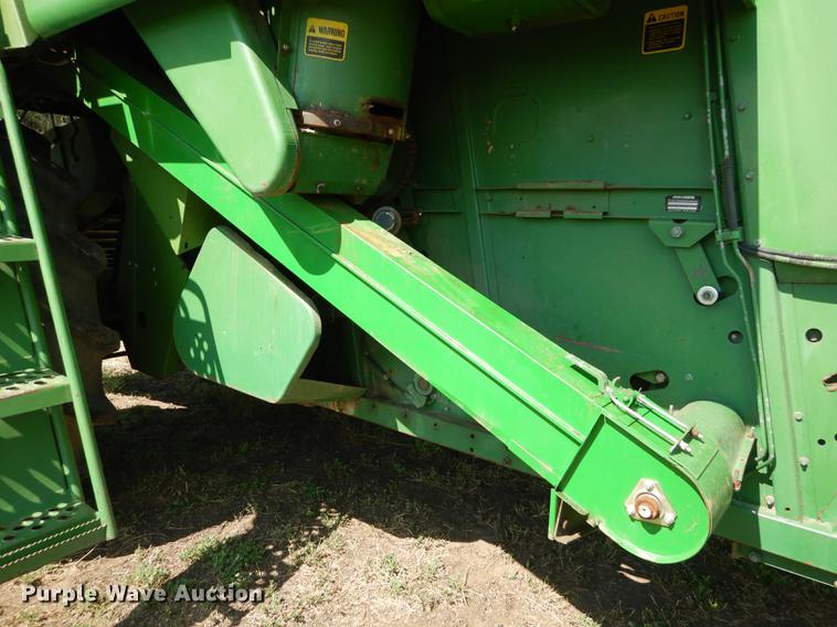 image for item DD0763 1983 John Deere 7720 combine