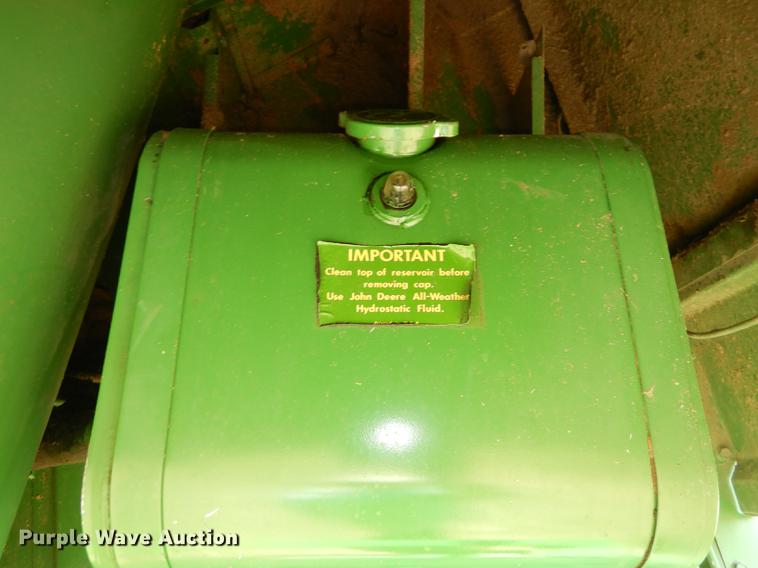 image for item DD0763 1983 John Deere 7720 combine