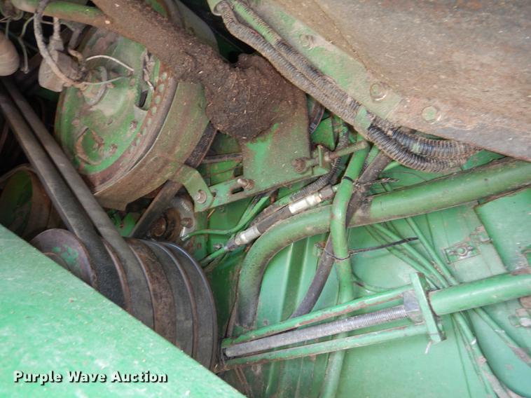 image for item DD0763 1983 John Deere 7720 combine