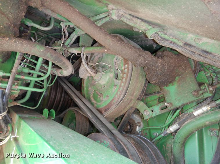 image for item DD0763 1983 John Deere 7720 combine