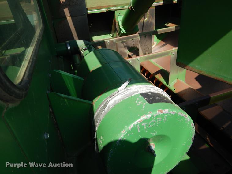 image for item DD0763 1983 John Deere 7720 combine