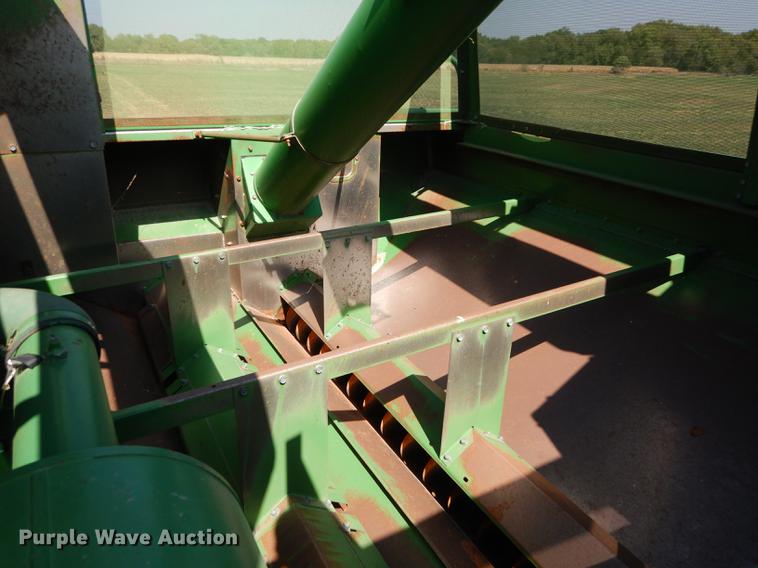 image for item DD0763 1983 John Deere 7720 combine