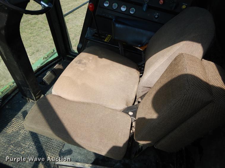 image for item DD0763 1983 John Deere 7720 combine