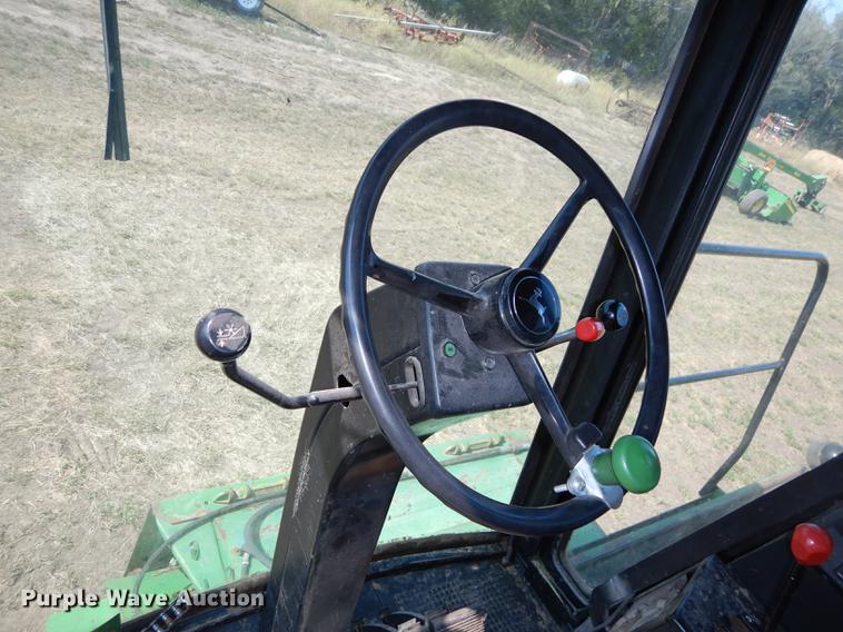 image for item DD0763 1983 John Deere 7720 combine
