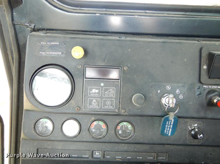 image for item DD0763 1983 John Deere 7720 combine