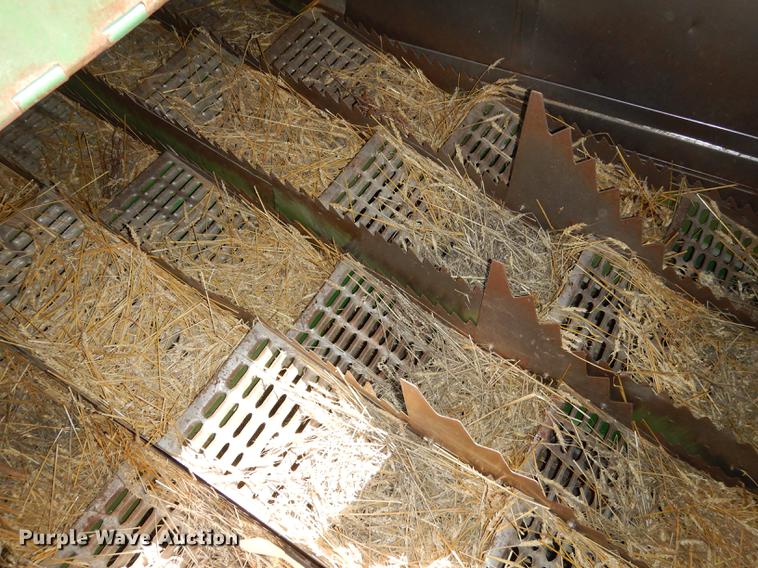 image for item DD0763 1983 John Deere 7720 combine