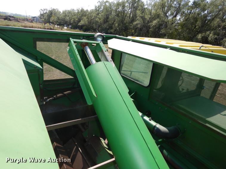 image for item DD0763 1983 John Deere 7720 combine