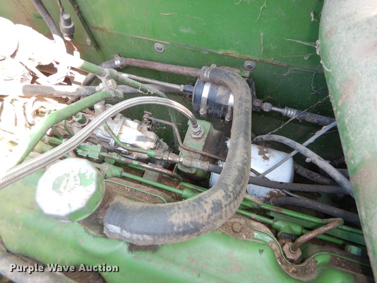 image for item DD0763 1983 John Deere 7720 combine