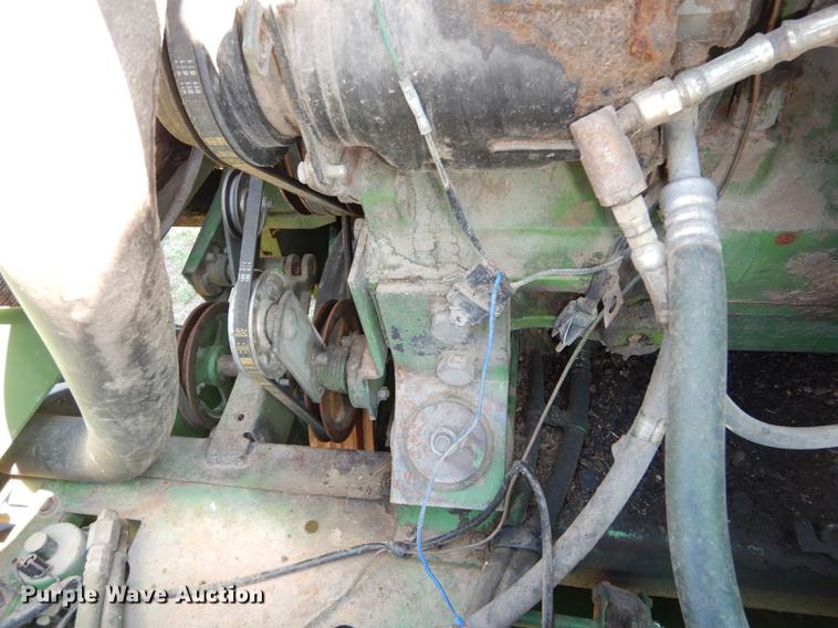 image for item DD0763 1983 John Deere 7720 combine