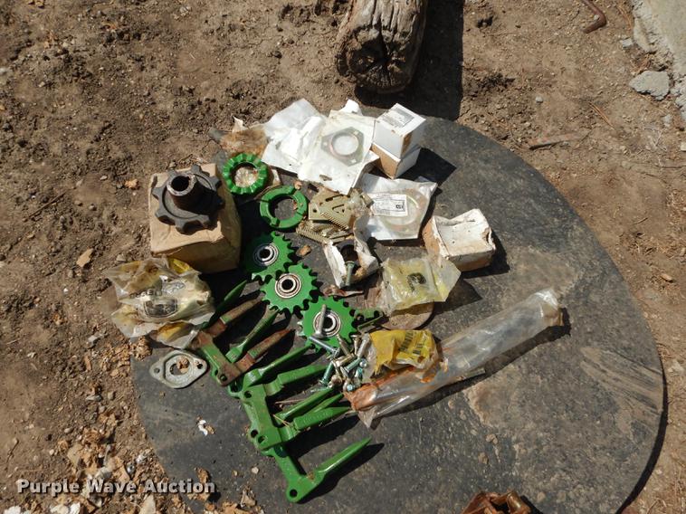 image for item DD0763 1983 John Deere 7720 combine