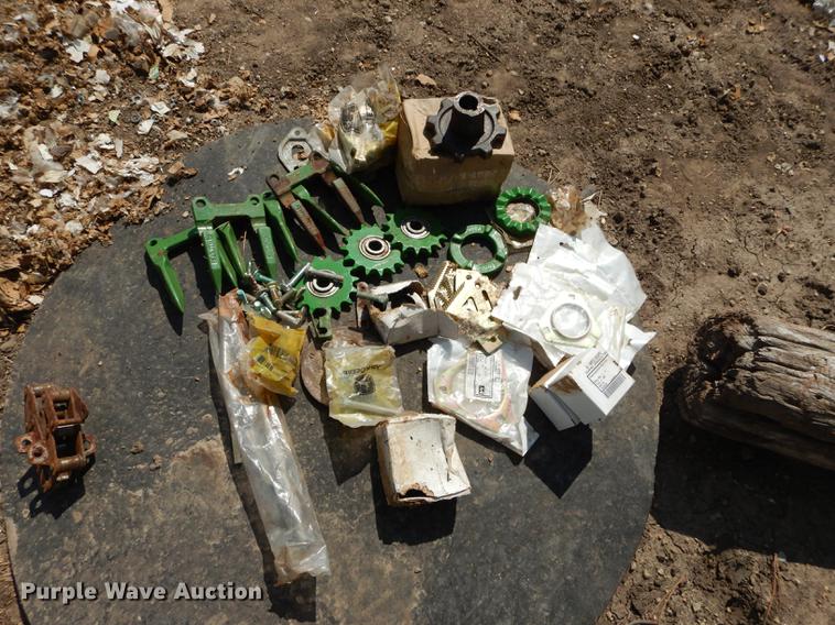 image for item DD0763 1983 John Deere 7720 combine