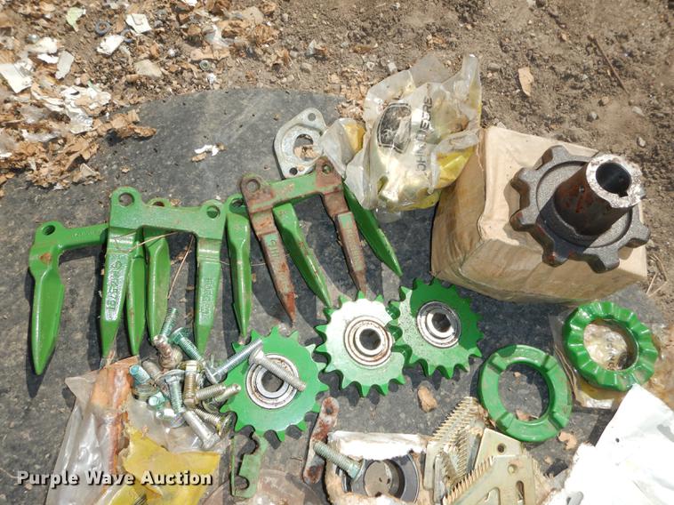 image for item DD0763 1983 John Deere 7720 combine