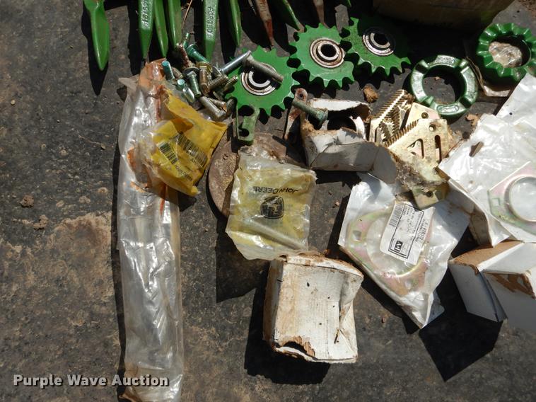 image for item DD0763 1983 John Deere 7720 combine