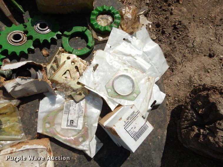 image for item DD0763 1983 John Deere 7720 combine