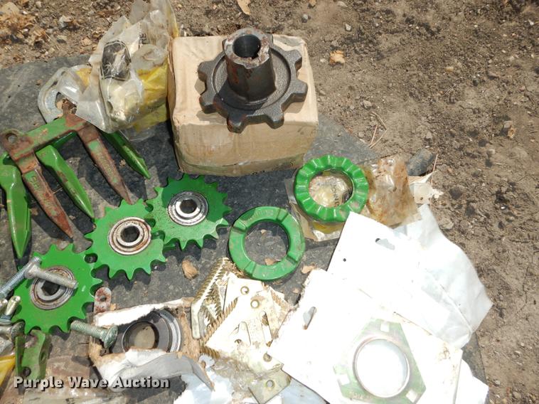 image for item DD0763 1983 John Deere 7720 combine