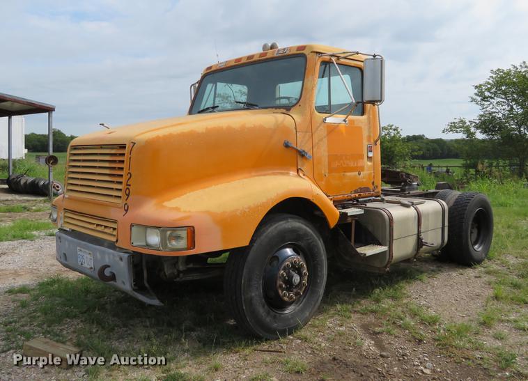 image for item DI9859 1989 International 8300 semi truck