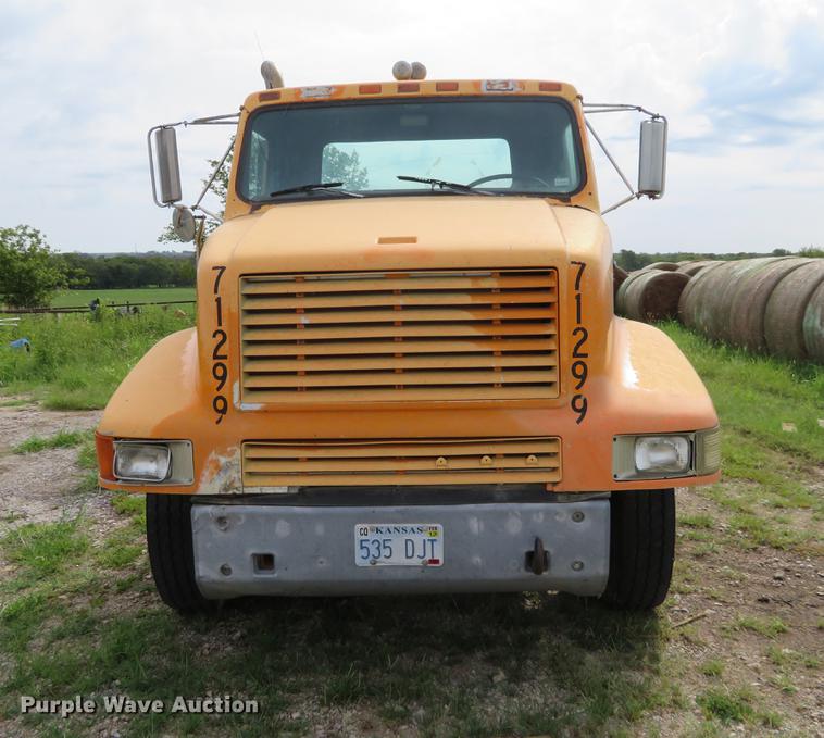 image for item DI9859 1989 International 8300 semi truck