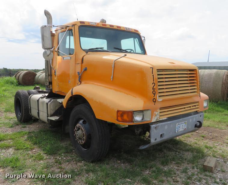 image for item DI9859 1989 International 8300 semi truck