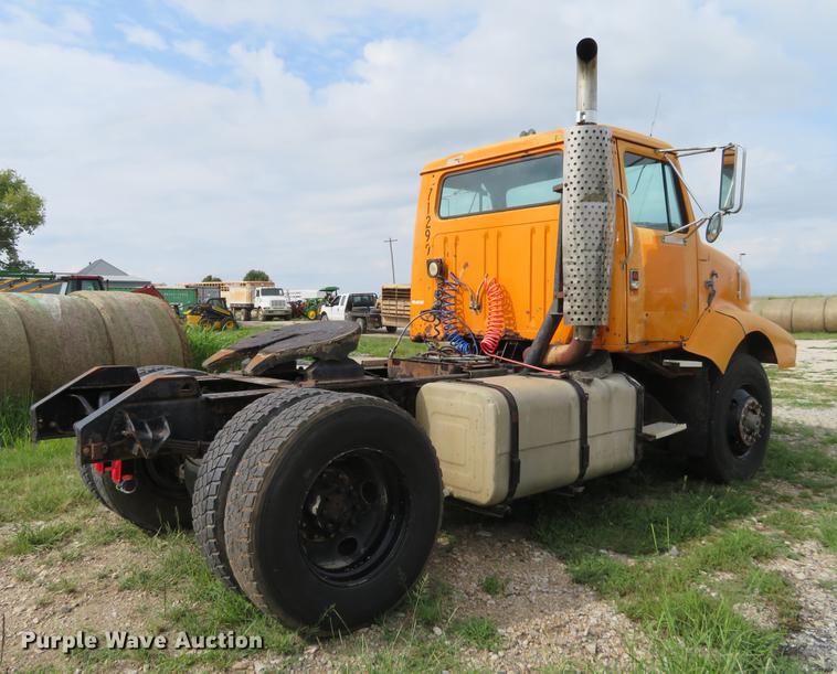 image for item DI9859 1989 International 8300 semi truck