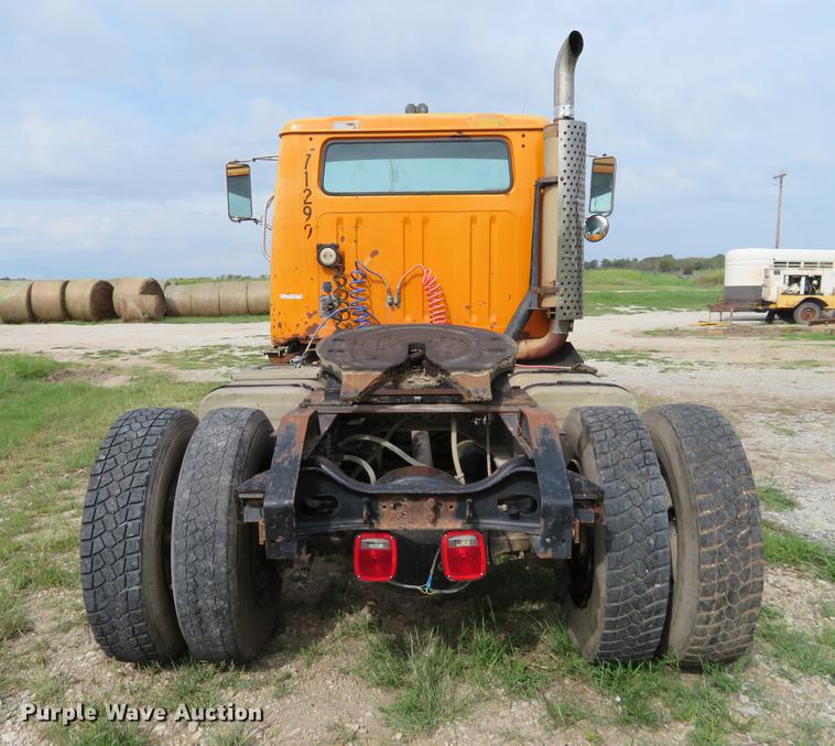 image for item DI9859 1989 International 8300 semi truck