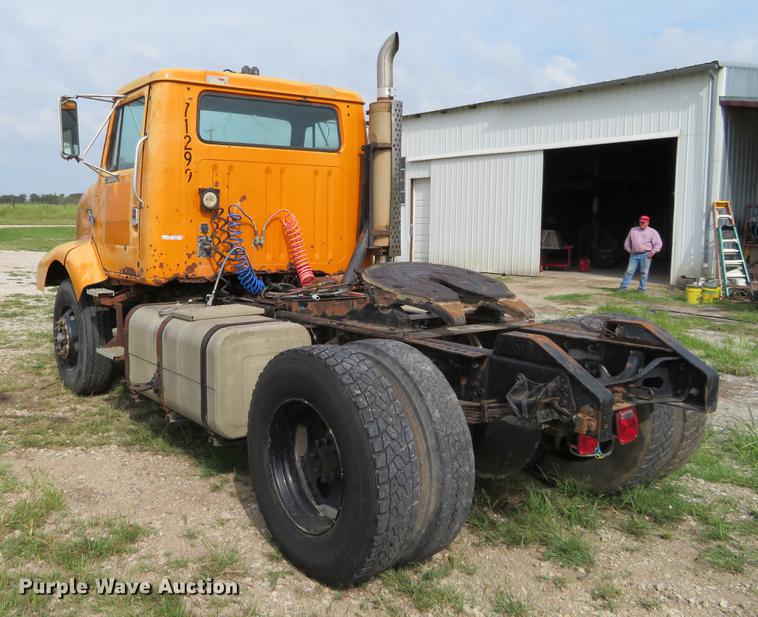 image for item DI9859 1989 International 8300 semi truck