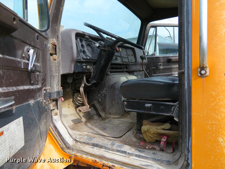 image for item DI9859 1989 International 8300 semi truck