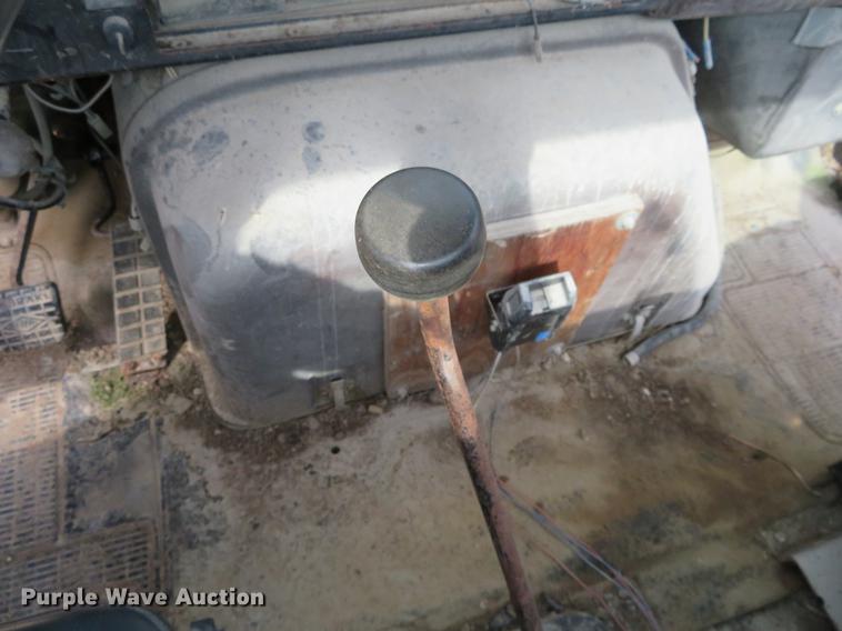 image for item DI9859 1989 International 8300 semi truck