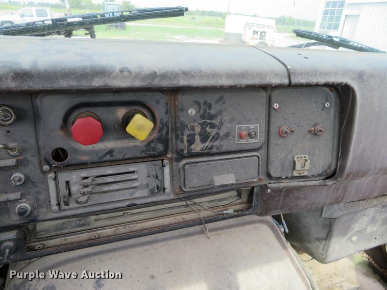 image for item DI9859 1989 International 8300 semi truck